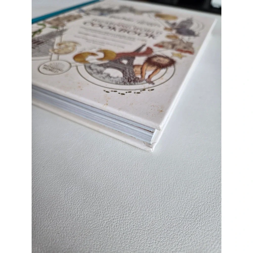 Official Wizarding World Cookbook Harry Potter Fantastic Beasts Hardcover Book